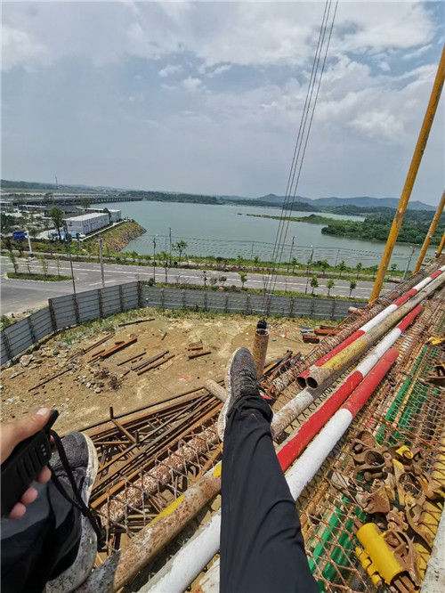 桑日县作业中发生设备损坏或人员意外，责任怎么划分？