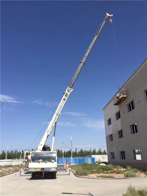 桑日县“轻装强干”—— 吊车的 “轻量化臂架” 技术